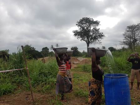 Les femmes apportenent l'eau